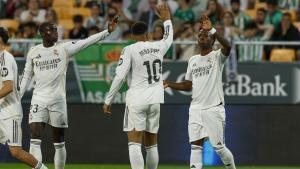 SEVILLA, 24/04/2026.- El delantero brasileño del Real Madrid Vinicius Jr. (d) celebra su gol, primero del equipo blanco, durante el encuentro correspondiente a la jornada 32 de LaLiga que disputan Real Betis y Real Madrid este viernes en el estadio de La Cartuja, en Sevilla. EFE/ Julio Muñoz