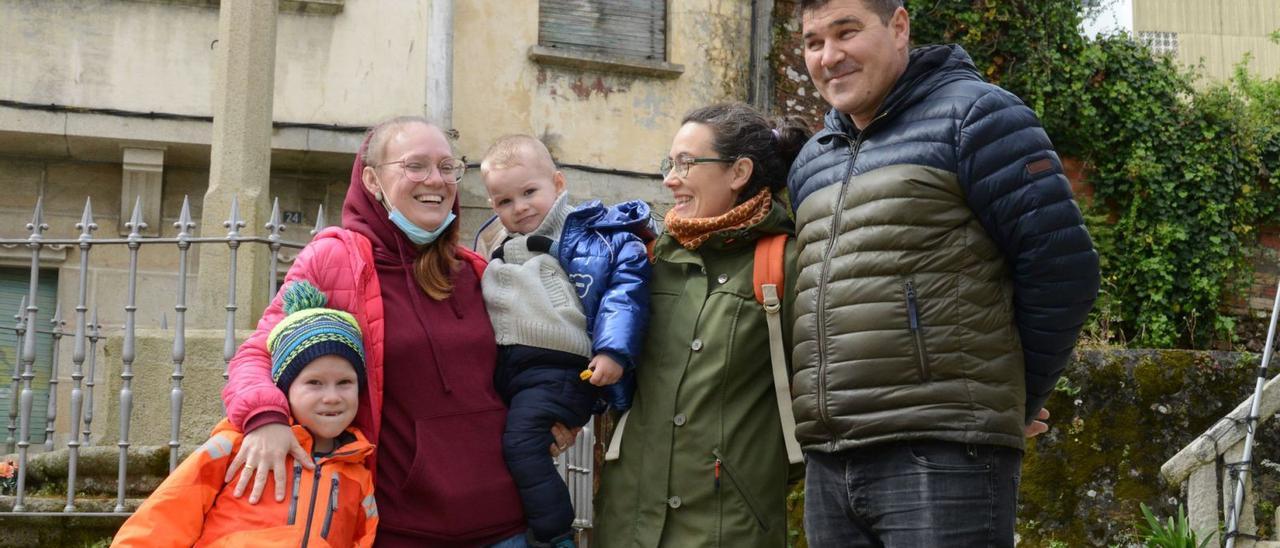 Snizana Pashova (izda.) y sus dos hijos,
con el ucraniano afincado en Cangas
Vitaliy Dovhanyk y su mujer
Rebeca Nores, ayer, en Síngulis.   | // G.N.