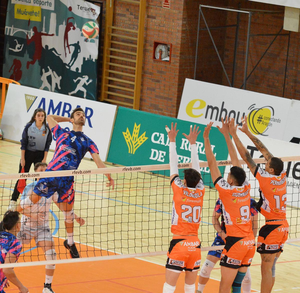 El equipo valenciano sigue su puesta a punto  de cara a la Superliga de voleibol.