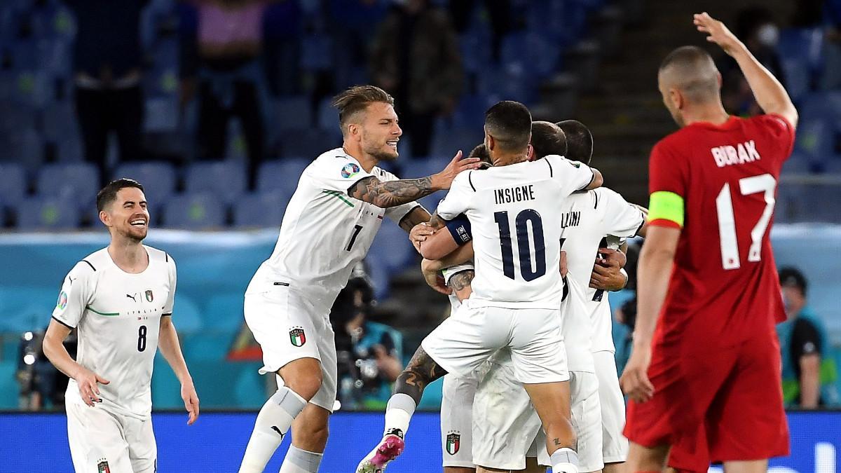 Italia celebra uno de los goles ante Turquía