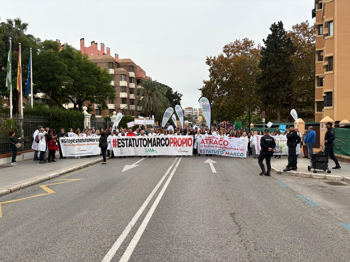 Los médicos se concentran ante la Subdelegación del Gobierno en Málaga en el segundo día de huelga