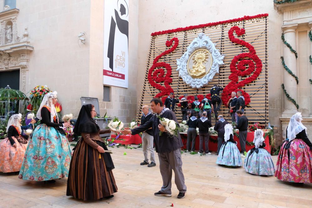 Los festeros aprovechan la Ofrenda para protestar contra la violencia de género con flores y lazos morados