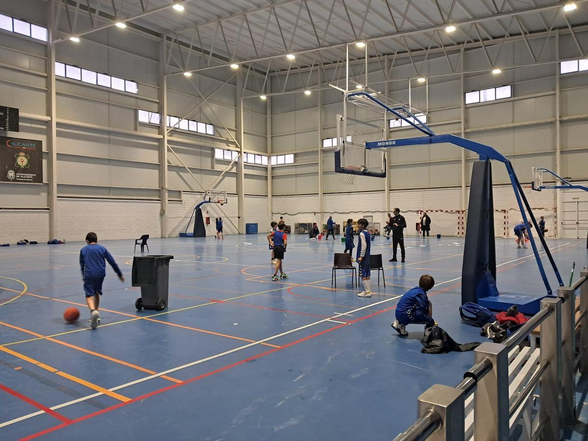 Cubos en la pista del Rafael Pastor