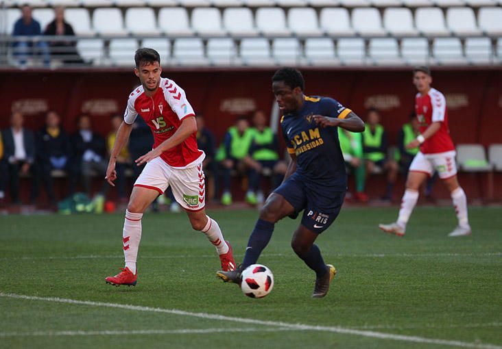 El Real Murcia cae ante el UCAM Murcia en casa