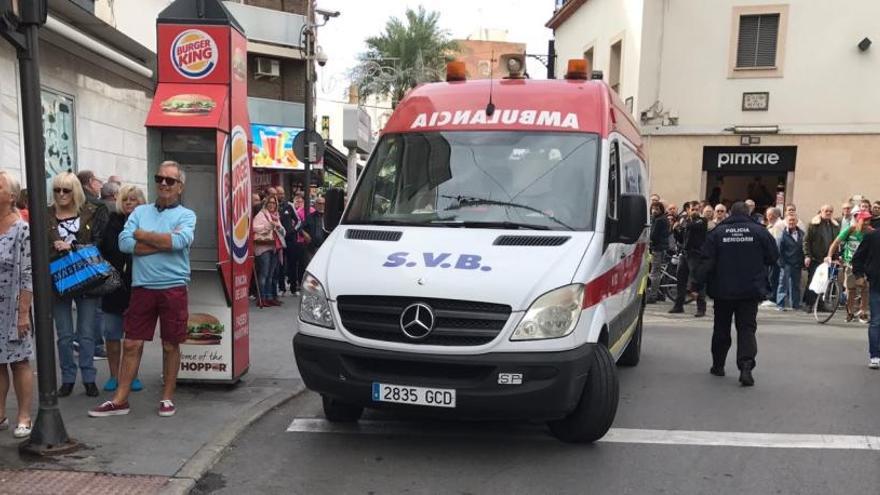 Dos policías resultan intoxicados por humo al rescatar a una mujer de un incendio