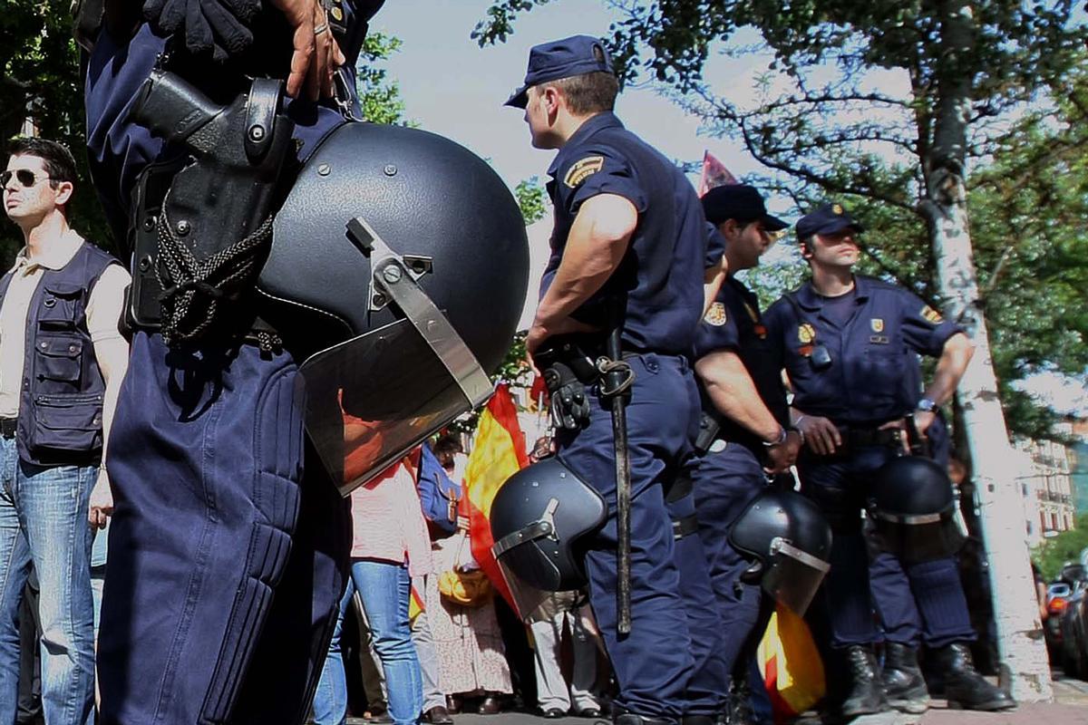 La Policía espera este mes ofertas para la compra de 900 cascos para sus agentes. En la imagen, agentes de la Policía Nacional durante la final de la Copa del Rey el 4 de enero de 2021.