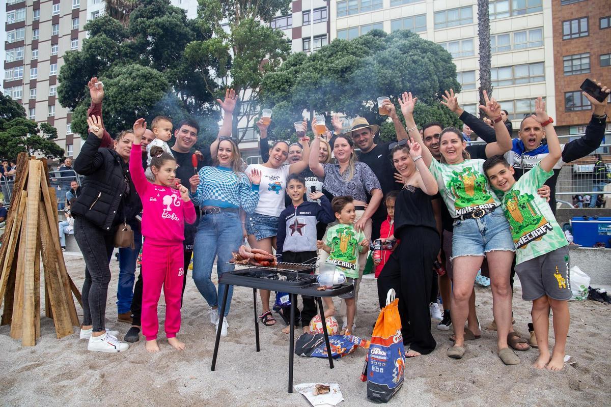 Amigos naturales de Cuba vecinos de la ciudad celebran juntos en Riazor el San Juan.