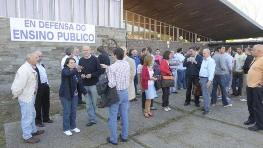 Manifestación de profesores y alumnos, ayer ante las puertas de la Universidad Laboral. / víctor echave