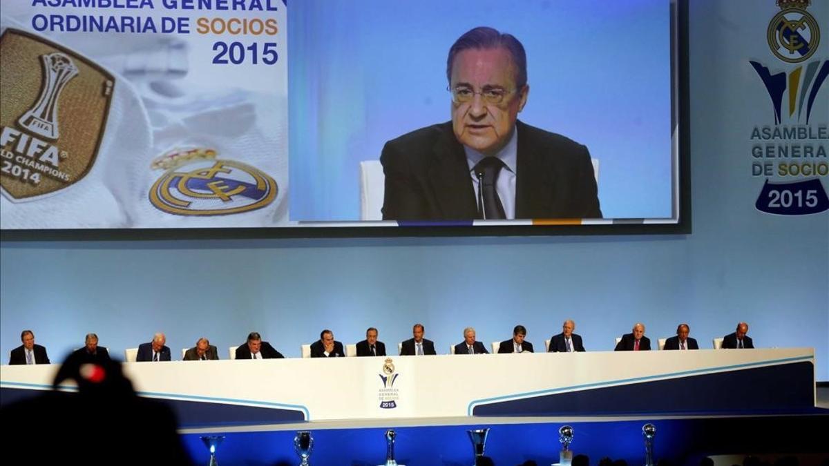 Florentino Pérez y su directiva durante la asamblea de socios compromisarios del Madrid del 2015