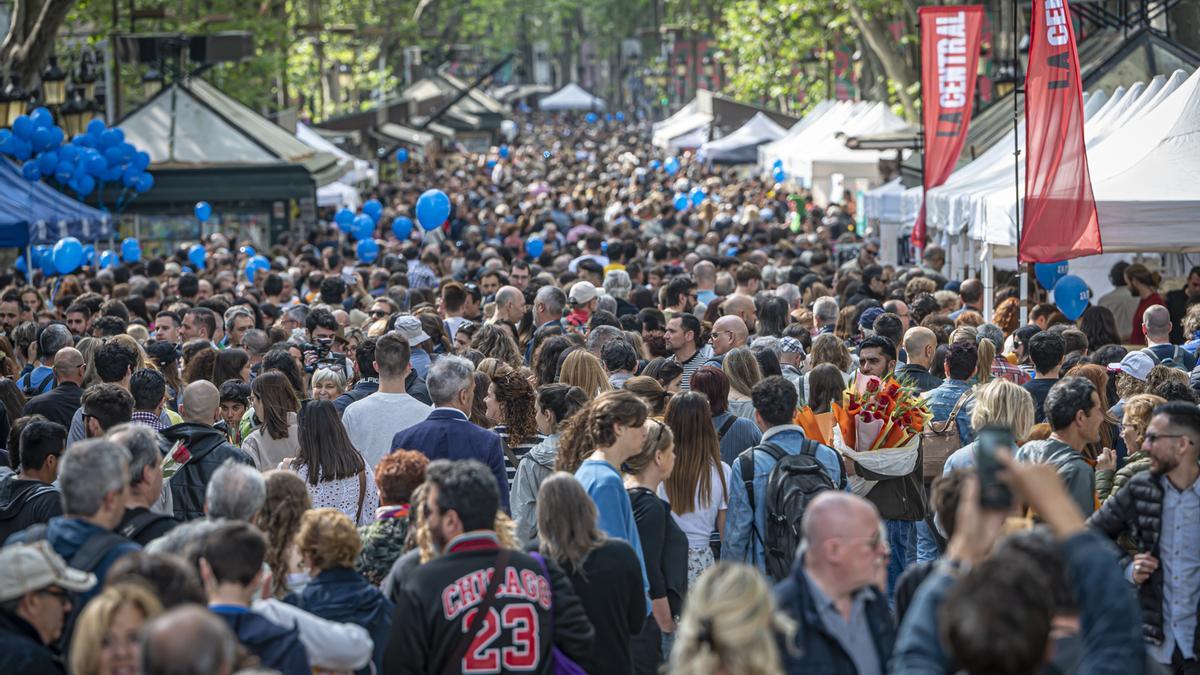 Una imagen de las calles de Barcelona el día de Sant Jordi en 2023