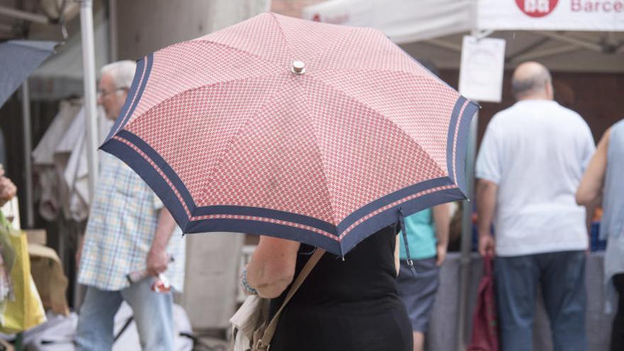 Una dona es protegeix de la pluja.