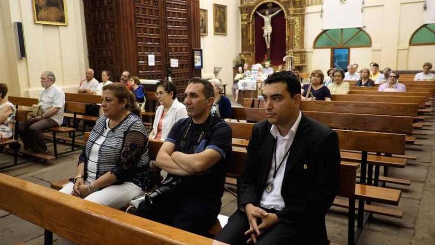 Horacio Navas (derecha) durante la eucaristía en el Carmen de San Isidoro.