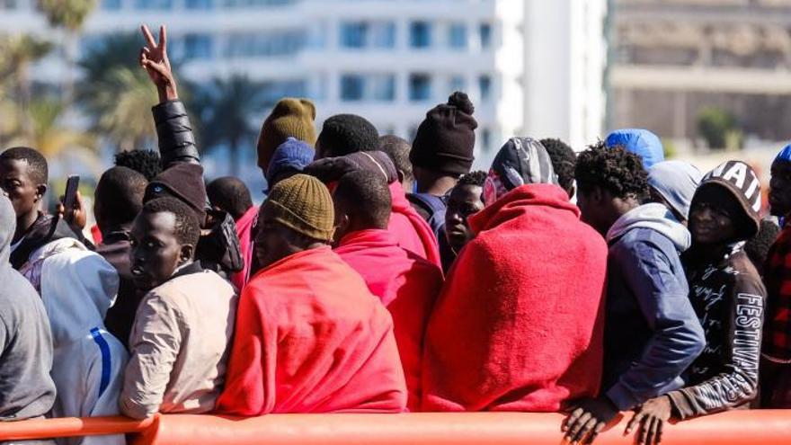 Llegada de una embarcación de Salvamento Marítimo al puerto de Arguineguín con inmigrantes a bordo en abril del año pasado. | | JOSÉ CARLOS GUERRA