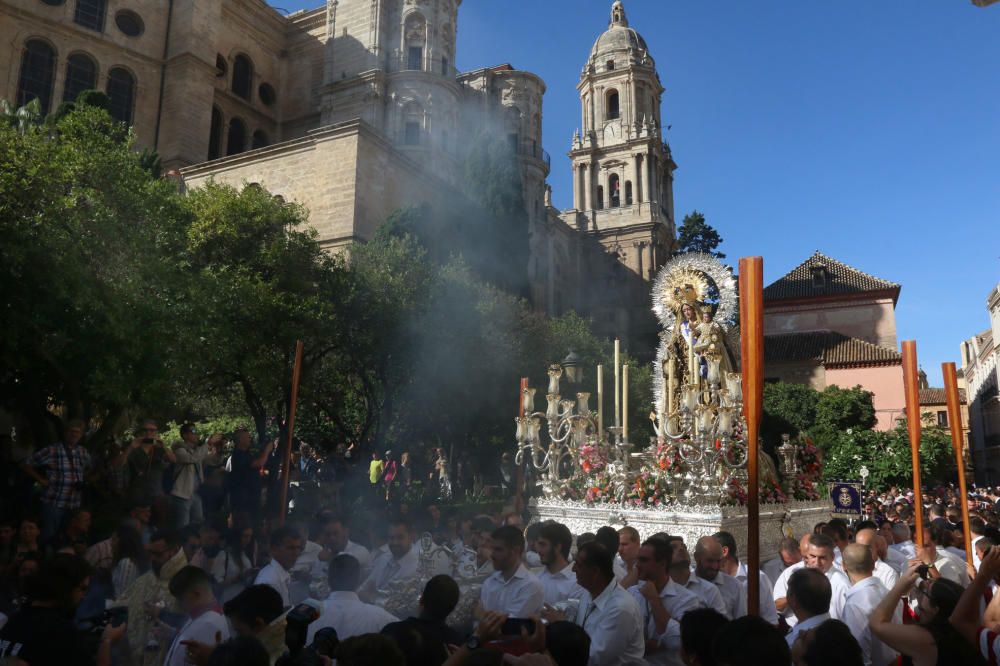 La Virgen del Carmen de Pedregalejo preside el Rosario de las Glorias