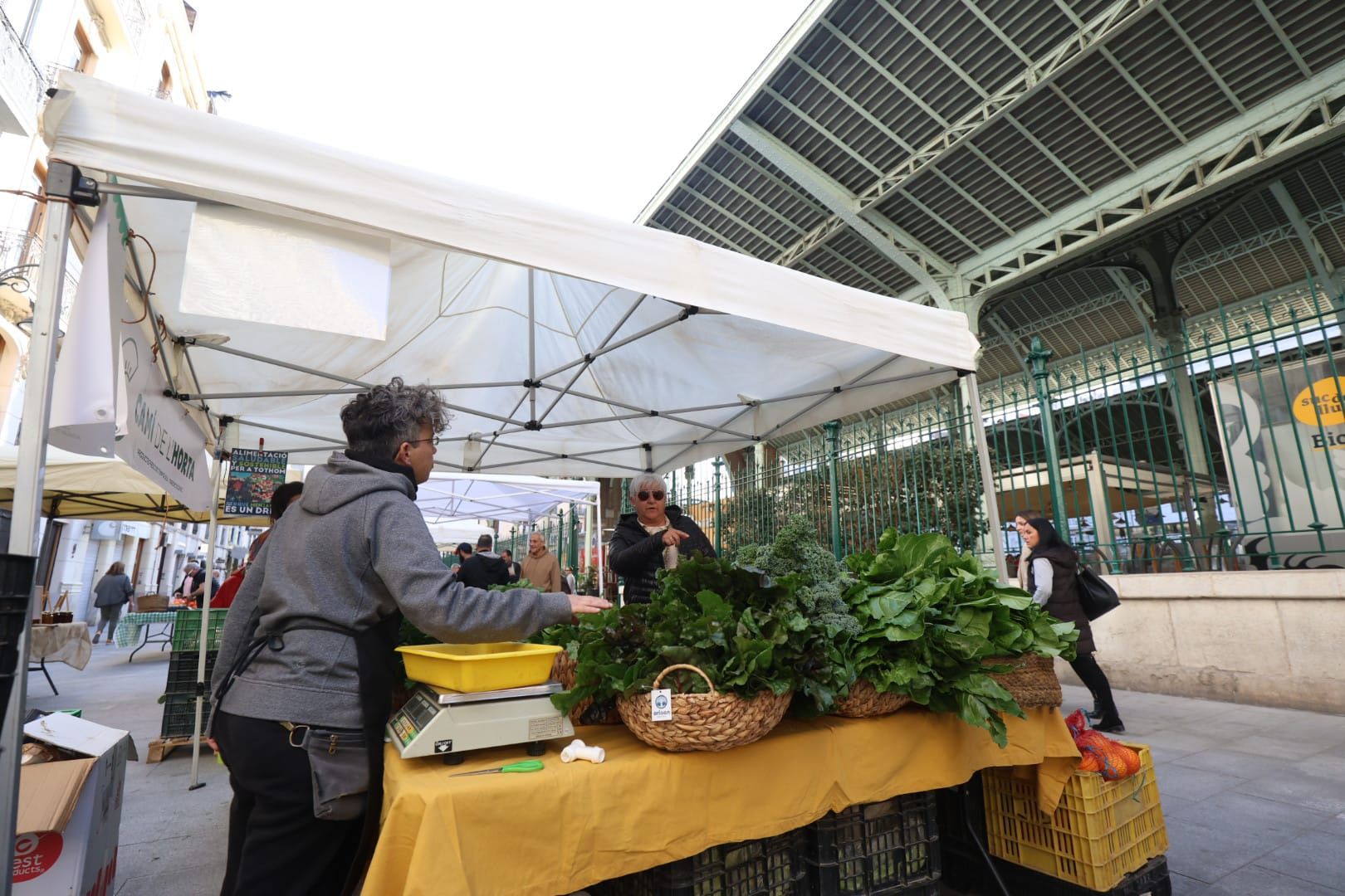 Se instala en el mercadillo de fruta y verdura en el Mercado de Colón