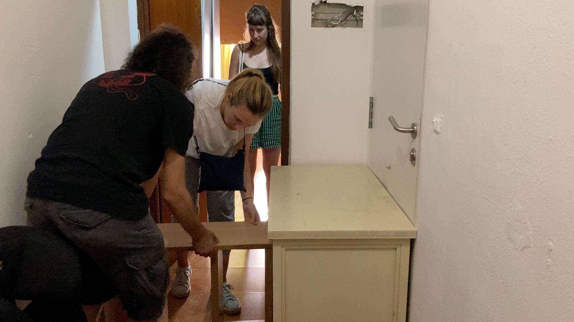 Desahucio de varias familias con niños que vivían en un edificio okupado en Palma
