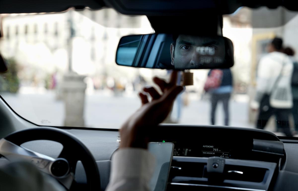 Muhammad Adeel, ciudadano paquistaní, en el interior de su taxi. 