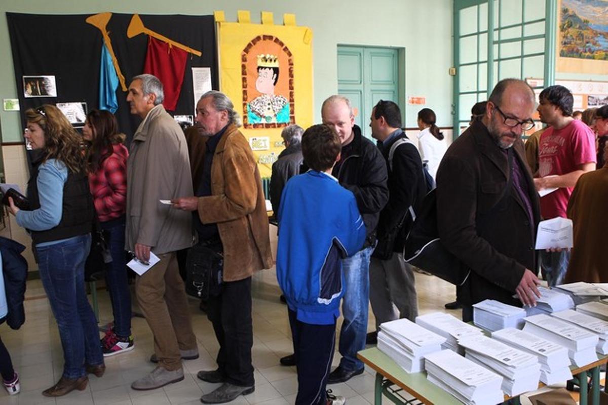 Electores acuden a votar en Figueres.