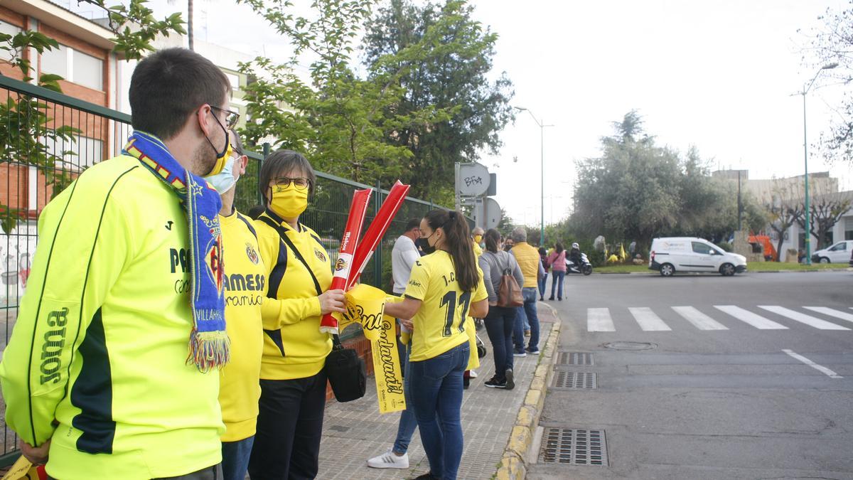 GALERÍA DE FOTOS | Así han recibido al equipo en los aledaños del estadio