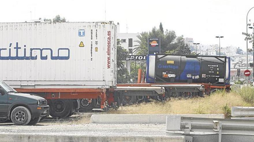 Camiones con mercancías en el aparcamiento situado junto a la gasolinera de Jesús.