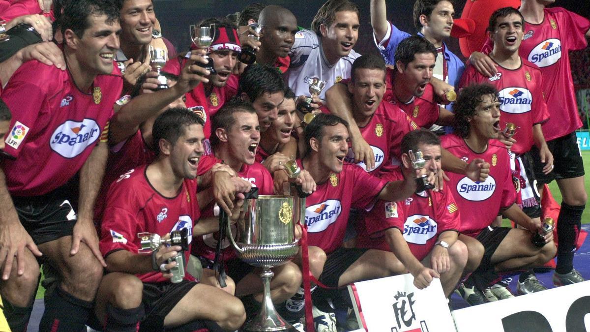 Els jugadors del Mallorca celebren el títol de Copa del 2003