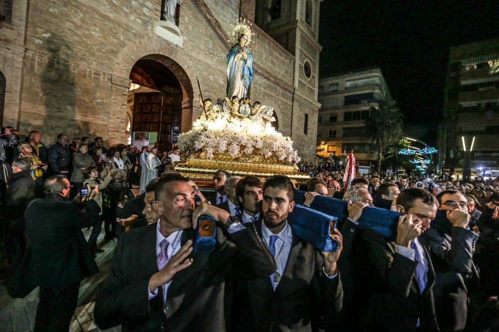 La Inmaculada Concepción protagoniza la tradicional procesión en Torrevieja.