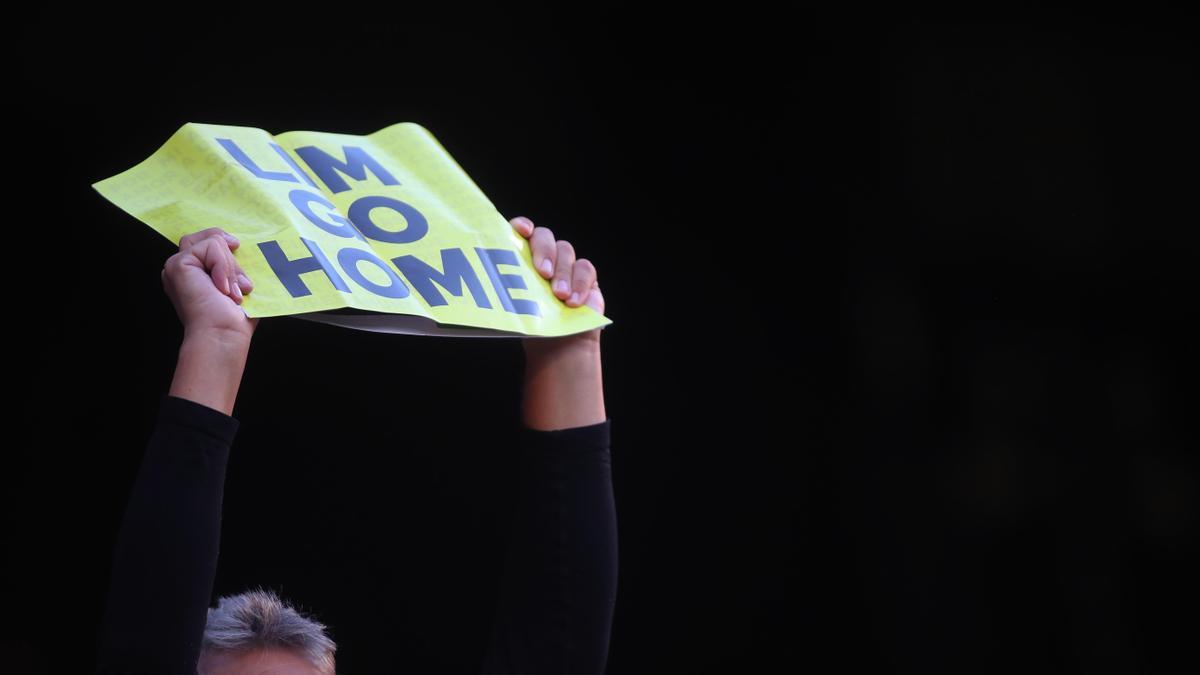 Protesta contra Lim en Mestalla