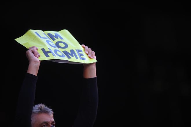 Protesta contra Lim en Mestalla