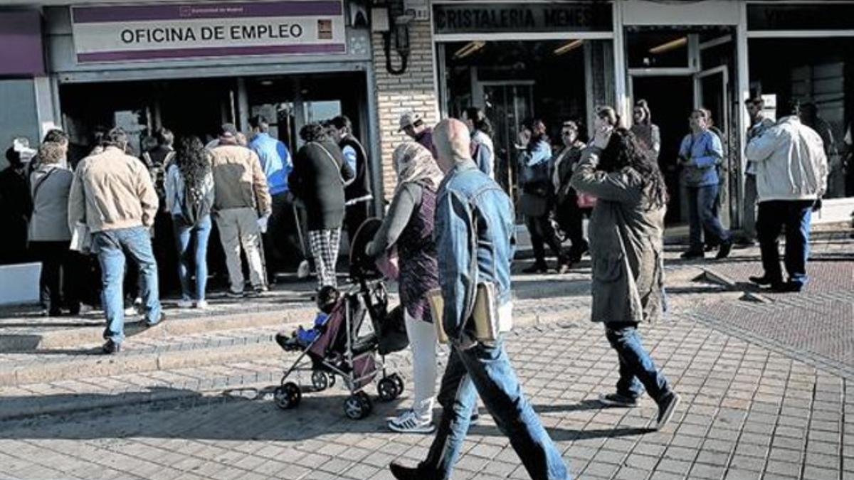 Cola para acceder a una oficina de empleo en Madrid, en abril pasado.