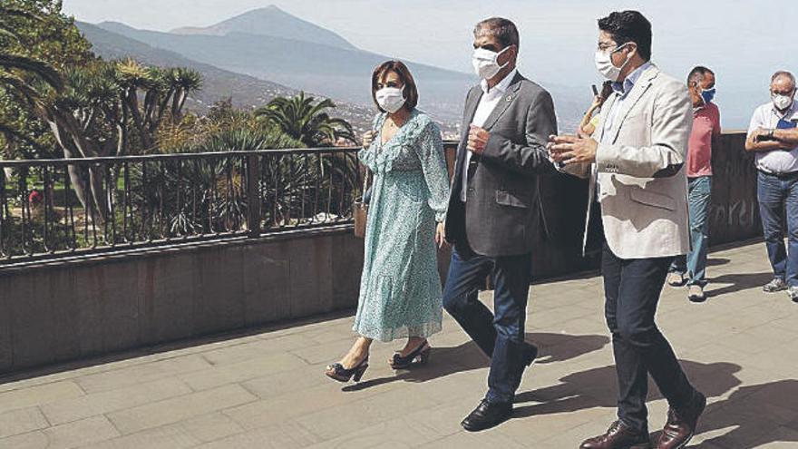 Pedro Martín (d), Ignacio Rodríguez y Berta Pérez durante la visita.