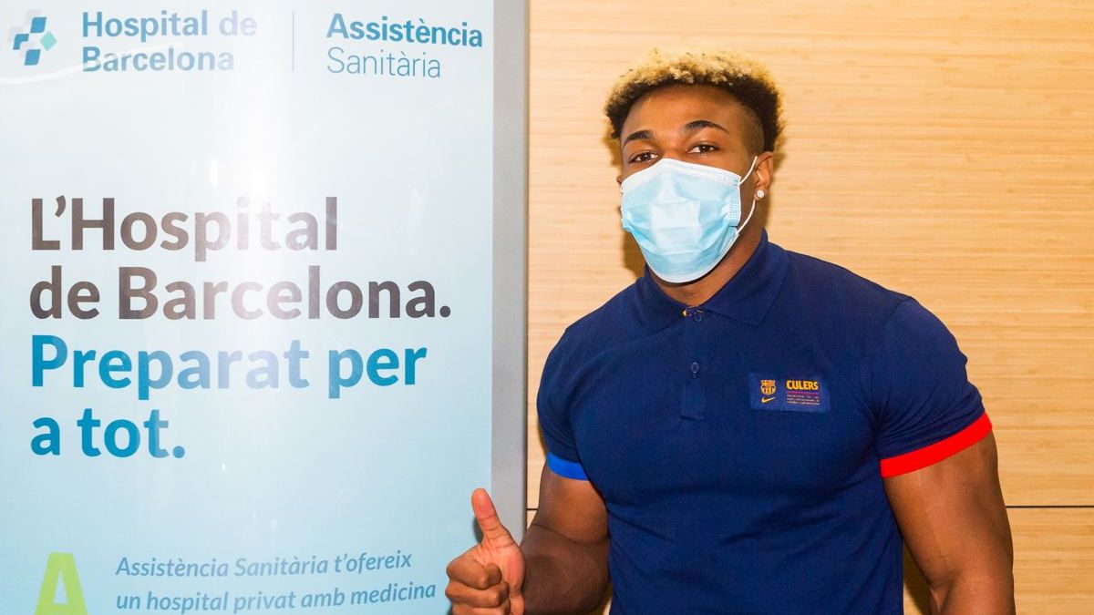 Adama, tras pasar la revisión médica con el Barça