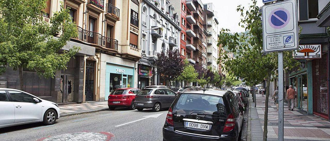 Plazas de zona azul en la calle Manuel Llaneza, en Mieres.