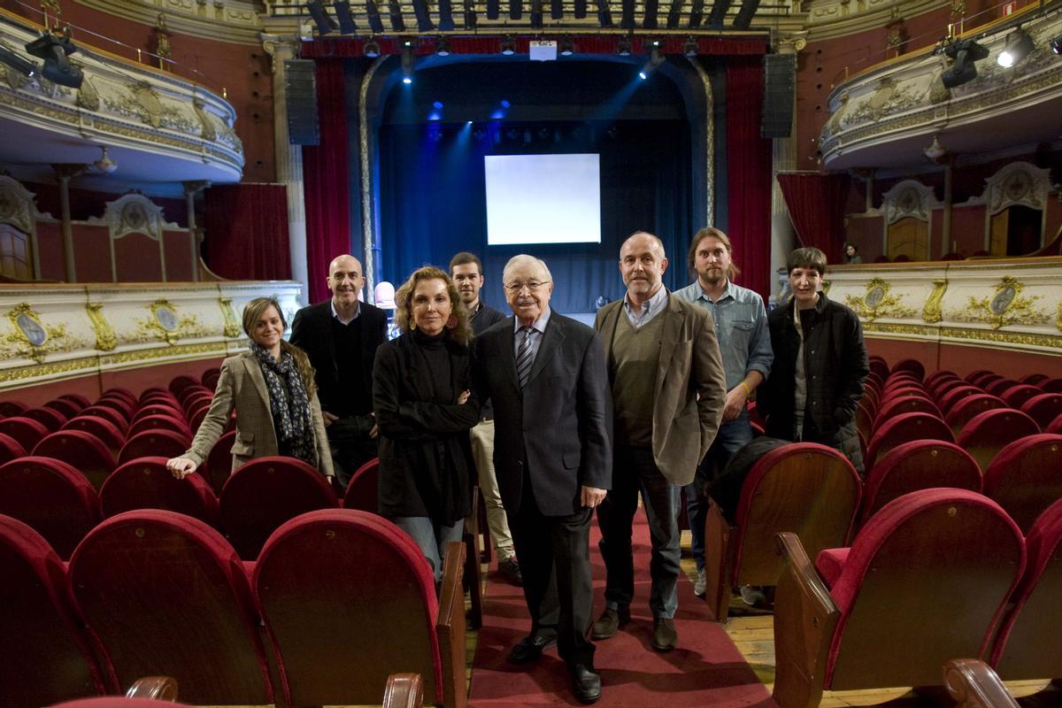 Enrique Fayos Higón, en el centro, junto a sus hijos y el equipo del Teatro Olympia por su centenario.
