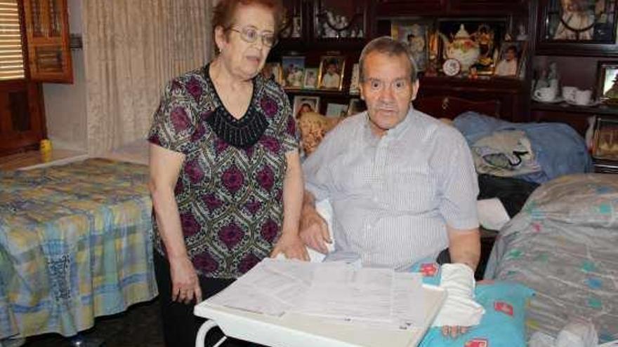 Ana y Miguel observan los documentos presentados en el Juzgado.