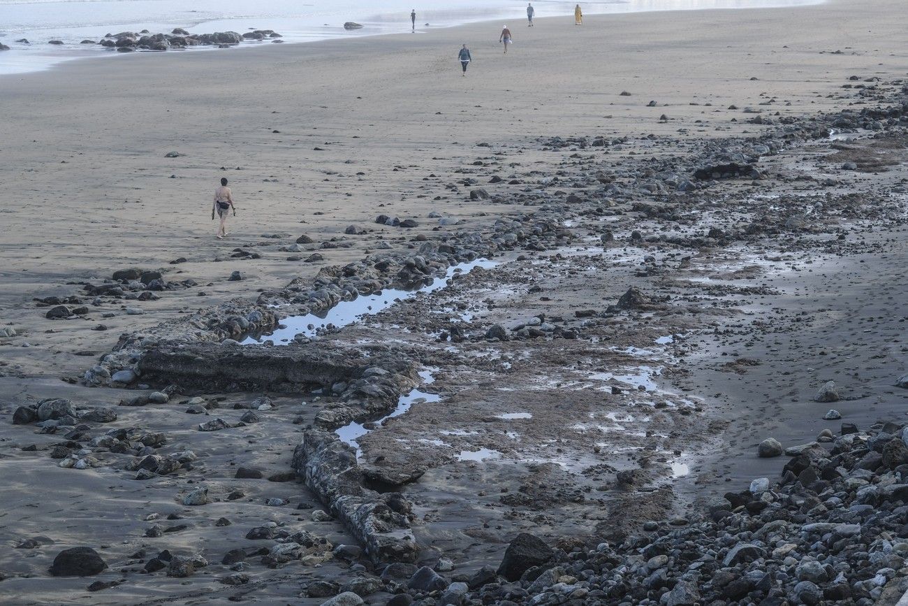 Restos de tuberías y otras infraestructuras en La Cícer, en la playa de Las Canteras