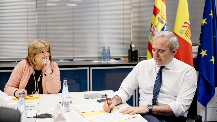 Azcón en la reunión del centro de emergencias del 9 de enero, con la consejera de Presidencia. | GOBIERNO DE ARAGÓN