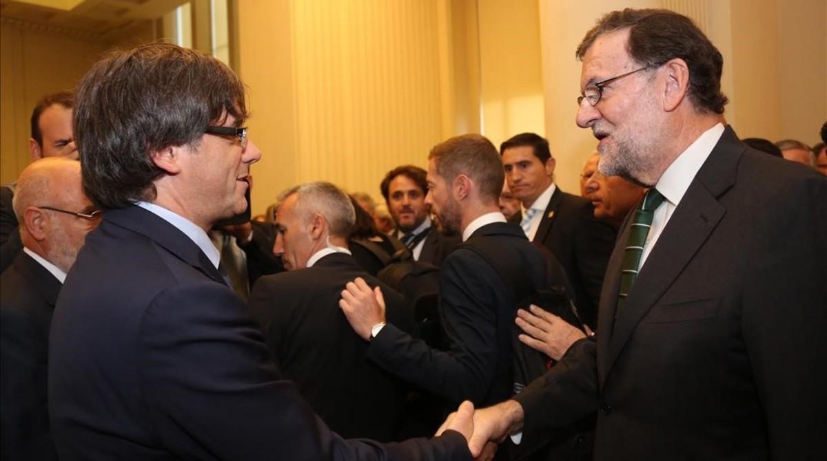 El presidente de la Generalitat, Carles Puigdemont, y el del Gobierno central, Mariano Rajoy, en la inauguración de una exposición de Joan Miró en Oporto.