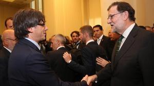 El presidente de la Generalitat, Carles Puigdemont, y el del Gobierno central, Mariano Rajoy, en la inauguración de una exposición de Joan Miró en Oporto.