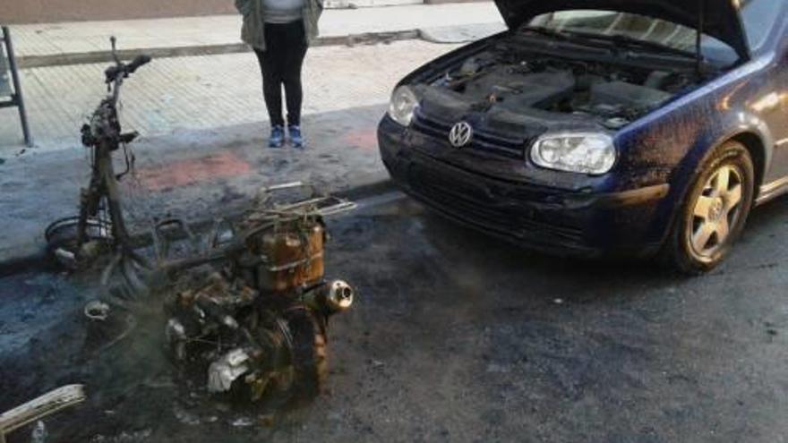 Arden dos motocicletas en la calle Don Pelayo en un nuevo acto de vandalismo