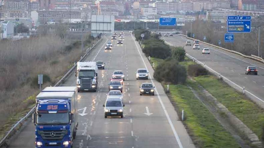 El tráfico en la A-6 a su paso por Benavente poco antes de las seis de la tarde de ayer.