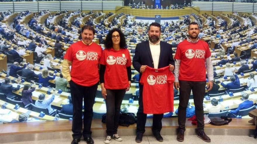 Miembros de la plataforma en contra de la mina de Touro acompañados por Piñeiro en Bruselas.