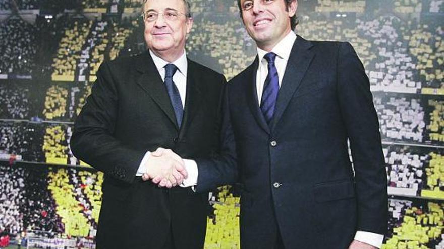 Florentino Pérez y Sandro Rosell se saludan antes del partido.