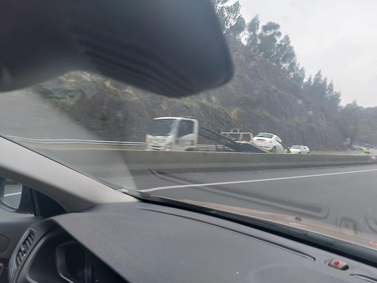 Salida de vía, ayer, en la Autovía en Domaio en sentido a Vigo.