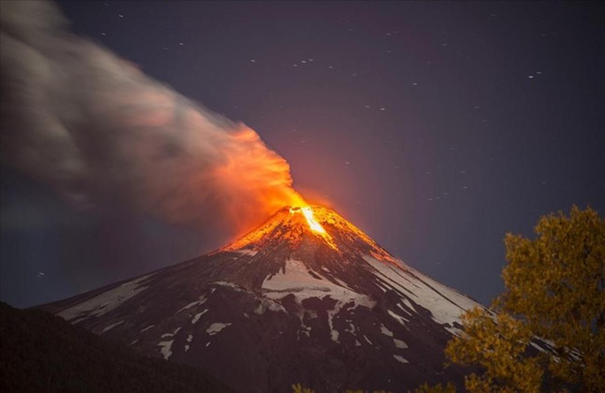 VILLARRICA (CHILE), 03/03/2015.- Erupción del volcán Villarrica, hoy 3 de marzo de 2015, en Villarrica, a unos 750 kilómetros al sur de Santiago de Chile. Unas 4000 personas han sido evacuadas debido al riesgo de aluviones generados por el derretimiento de la nieve en la cima del volcán