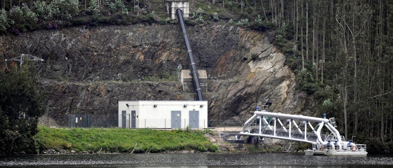 Captación de agua en el embalse de Arbón.