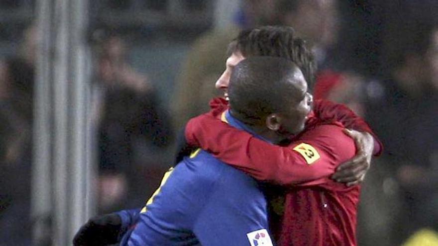 Samuel Eto'o se abraza con Leo Messi para celebrar su gol ante el Numancia. / alberto estévez