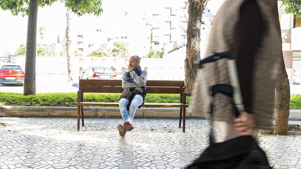 Ángel, fotografiado ayer en un banco en la ciudad de Cartagena.