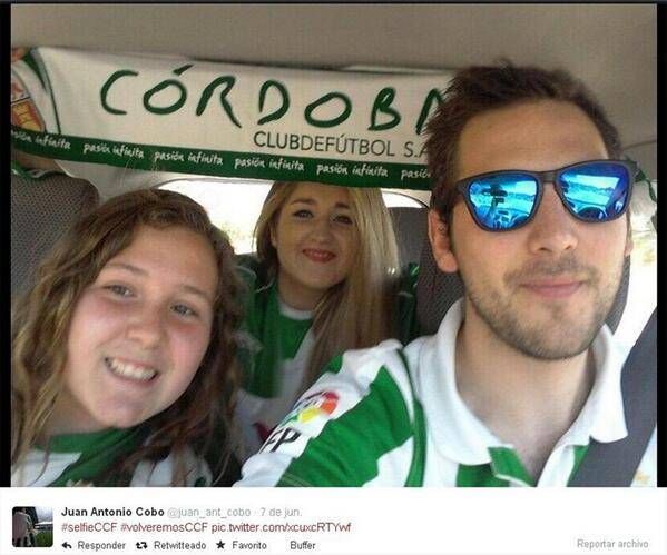 Los aficionados animan al Córdoba CF con sus selfies