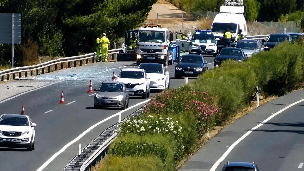 Los cristales caídos desde la carga de un camión dificultan el tráfico en la AP-4.