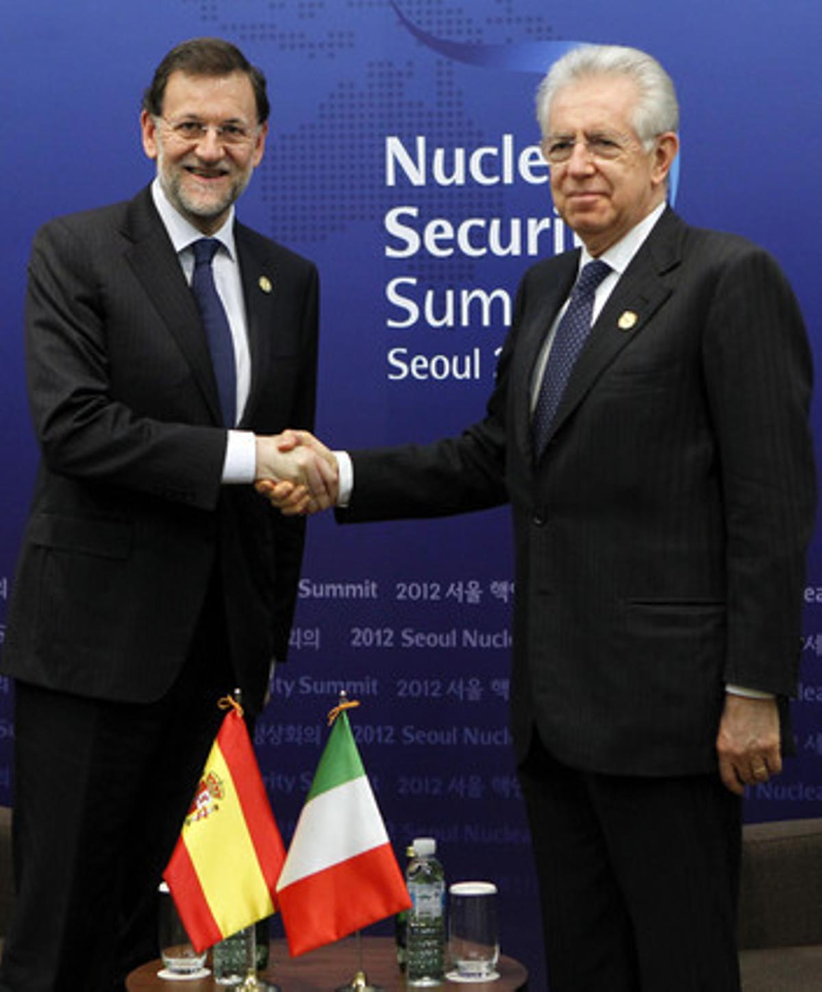 Mariano Rajoy i Mario Monti, durant la reunió que han mantingut en el marc de la Cimera de Seguretat Nuclear que se celebra a Seül. Mariano Rajoy i Mario Monti, durant la reunió que han mantingut en el marc de la Cimera de Seguretat Nuclear que se celebra a Seül.